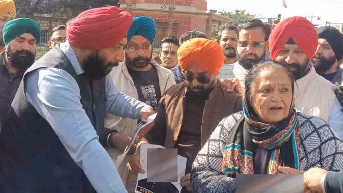 सिख समाज के खिलाफ टिप्पणी पर Harak Singh Rawat के खिलाफ विरोध, घंटाघर पर पुतला दहन