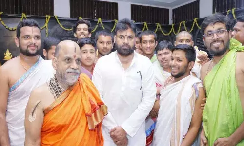 पवन कल्याण को Udupi में अभिनव कृष्ण देवराय उपाधि से सम्मानित किया गया पवन कल्याण को Udupi में अभिनव कृष्ण देवराय उपाधि से सम्मानित किया गया