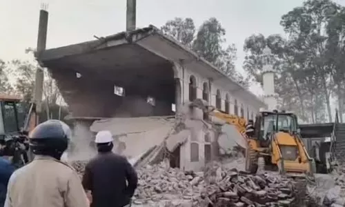 ऊर्जा विभाग की जमीन पर बुलडोजर अभियान, 60 इमारतें और मदरसा ध्वस्त ऊर्जा विभाग की जमीन पर बुलडोजर अभियान, 60 इमारतें और मदरसा ध्वस्त