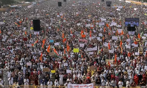 नई बाबरी मस्जिद के विरोध में विशाल सभा, लाखों ने जुटकर किया पाठ नई बाबरी मस्जिद के विरोध में विशाल सभा, लाखों ने जुटकर किया पाठ