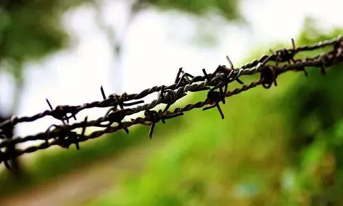 India-Bangladesh सीमा पर ज़मीन विवाद के कारण बाड़ लगाने का काम रुका। India-Bangladesh सीमा पर ज़मीन विवाद के कारण बाड़ लगाने का काम रुका।
