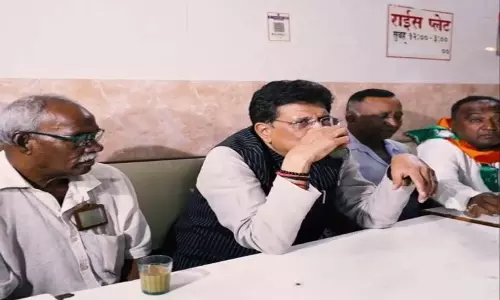 केंद्रीय मंत्री पीयूष गोयल ने ऑटो चालकों के साथ ली चाय की चुस्की केंद्रीय मंत्री पीयूष गोयल ने ऑटो चालकों के साथ ली चाय की चुस्की