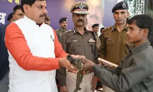 बालाघाट में नक्सलियों का बड़ा सरेंडर, 10 नक्सली CM के सामने हथियार छोड़कर मुख्यधारा में लौटे