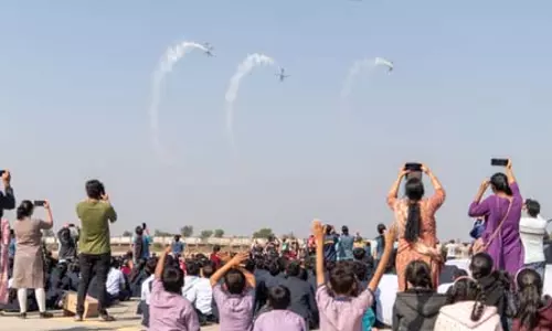 गुजरात: वायुसेना की सारंग टीम ने हवाई प्रदर्शन से अंकलेश्वर को किया मंत्रमुग्ध गुजरात: वायुसेना की सारंग टीम ने हवाई प्रदर्शन से अंकलेश्वर को किया मंत्रमुग्ध