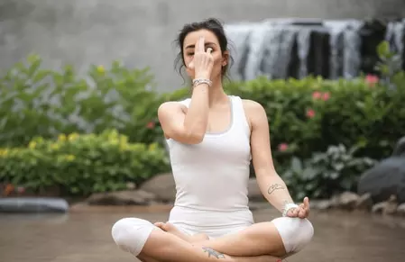 अनुलोम-विलोम से चंद्र-सूर्य नाड़ी करें संतुलित, समझें असर और फायदे अनुलोम-विलोम से चंद्र-सूर्य नाड़ी करें संतुलित, समझें असर और फायदे
