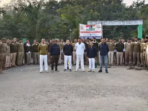 CISF जवानों ने किया श्रमदान, स्वच्छता जागरूकता का दिया संदेश CISF जवानों ने किया श्रमदान, स्वच्छता जागरूकता का दिया संदेश