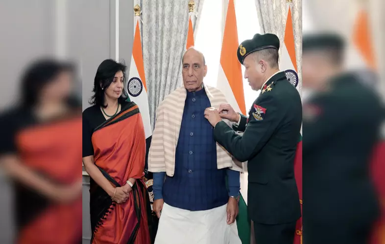 सशस्त्र सेना झंडा दिवस पर रक्षामंत्री राजनाथ सिंह और केंद्रीय मंत्रियों ने किया जवानों को सलाम सशस्त्र सेना झंडा दिवस पर रक्षामंत्री राजनाथ सिंह और केंद्रीय मंत्रियों ने किया जवानों को सलाम