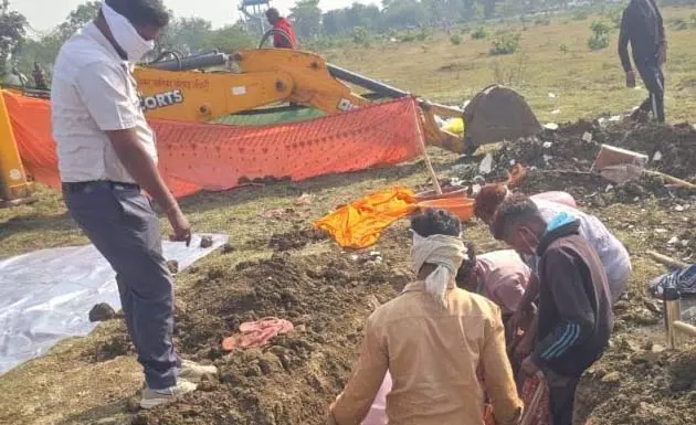 महिला की लाश को कब्र से निकाला गया, संदिग्ध परिस्थितियों में हुई मौत का खुलेगा राज महिला की लाश को कब्र से निकाला गया, संदिग्ध परिस्थितियों में हुई मौत का खुलेगा राज