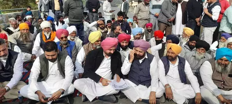 Punjab: उम्मीदवारी न मिलने पर कांग्रेस कार्यकर्ताओं ने सड़क जाम की Punjab: उम्मीदवारी न मिलने पर कांग्रेस कार्यकर्ताओं ने सड़क जाम की