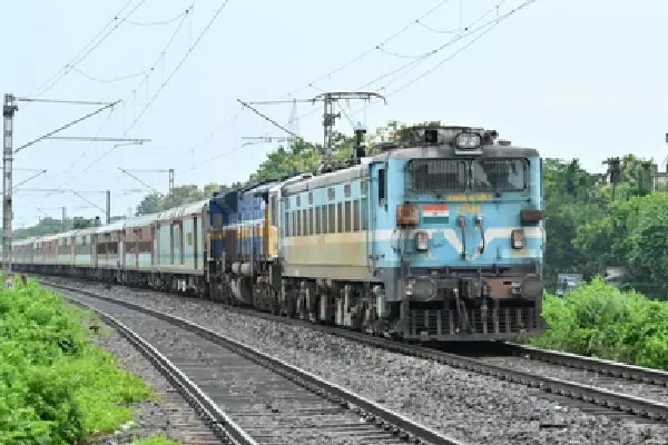यात्रा दबाव बढ़ा, इंडियन रेलवे ने तुरंत प्रभाव से 89 स्पेशल ट्रेनें चलाने का ऐलान किया यात्रा दबाव बढ़ा, इंडियन रेलवे ने तुरंत प्रभाव से 89 स्पेशल ट्रेनें चलाने का ऐलान किया