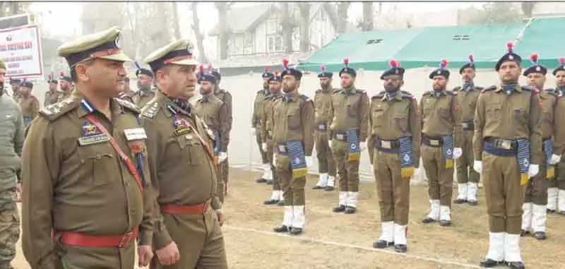 होम गार्ड्स, सिविल डिफेंस ने Srinagar में 63वां स्थापना दिवस मनाया। होम गार्ड्स, सिविल डिफेंस ने Srinagar में 63वां स्थापना दिवस मनाया।