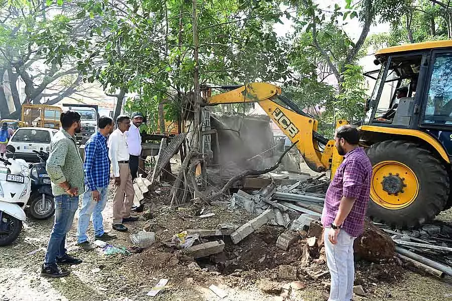 Bengaluru : ₹686 करोड़ की 21 एकड़ ज़मीन से अतिक्रमण हटाया गया Bengaluru : ₹686 करोड़ की 21 एकड़ ज़मीन से अतिक्रमण हटाया गया
