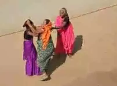 महिलाओं के बीच मारपीट, वीडियो वायरल होने के बाद FIR दर्ज महिलाओं के बीच मारपीट, वीडियो वायरल होने के बाद FIR दर्ज