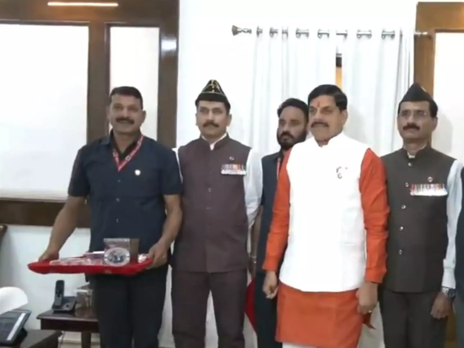 CM मोहन यादव ने सशस्त्र सेना झंडा दिवस 2025 पर सैनिकों के कल्याण के लिए 11,000 रुपये का दिया योगदान CM मोहन यादव ने सशस्त्र सेना झंडा दिवस 2025 पर सैनिकों के कल्याण के लिए 11,000 रुपये का दिया योगदान