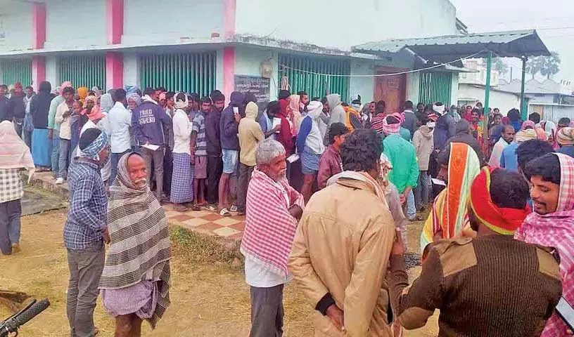 सीएम के आने के बाद Urea की दिक्कतें और भी खराब होती जा रही सीएम के आने के बाद Urea की दिक्कतें और भी खराब होती जा रही