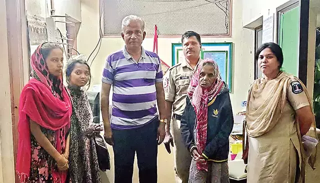 Telangana : जीदीमेटला में परिवार अंतिम संस्कार का खर्च नहीं उठा सका, इसलिए तीन दिनों तक शव को घर पर ही रखा Telangana : जीदीमेटला में परिवार अंतिम संस्कार का खर्च नहीं उठा सका, इसलिए तीन दिनों तक शव को घर पर ही रखा