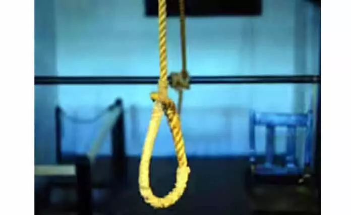 JAMMU: 10वीं कक्षा के छात्र ने फांसी लगाकर जान दे दी JAMMU: 10वीं कक्षा के छात्र ने फांसी लगाकर जान दे दी