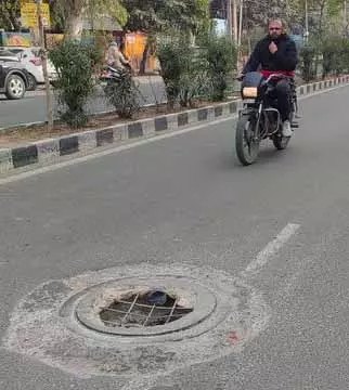 Tarn Taran में टूटा हुआ मैनहोल का ढक्कन जान के लिए खतरा बन गया है Tarn Taran में टूटा हुआ मैनहोल का ढक्कन जान के लिए खतरा बन गया है