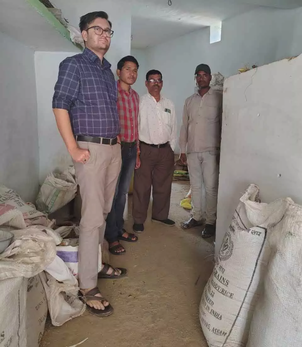 संयुक्त टीम ने बिचौलिए से 24 लाख के 1055 क्विंटल अवैध धान किया जब्त संयुक्त टीम ने बिचौलिए से 24 लाख के 1055 क्विंटल अवैध धान किया जब्त