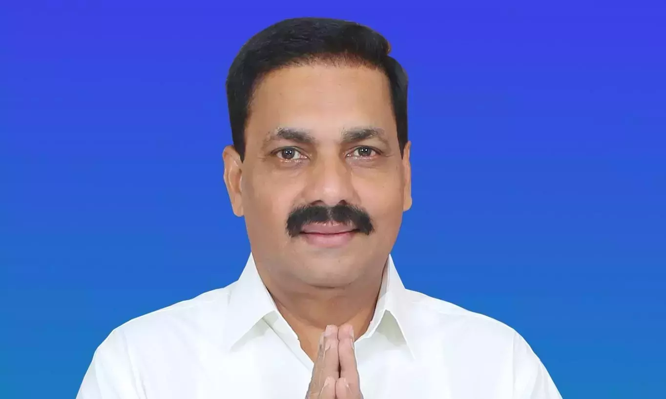 Andhra : काकानी ने सरकार पर चक्रवात प्रभावित किसानों को छोड़ने का आरोप लगाया Andhra : काकानी ने सरकार पर चक्रवात प्रभावित किसानों को छोड़ने का आरोप लगाया
