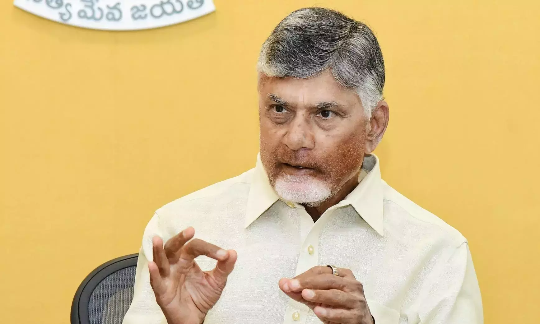 Naidu ने 37 विधायकों के परफॉर्मेंस में कमियां बताईं महिला डॉन पर कार्रवाई की चेतावनी दी Naidu ने 37 विधायकों के परफॉर्मेंस में कमियां बताईं महिला डॉन पर कार्रवाई की चेतावनी दी