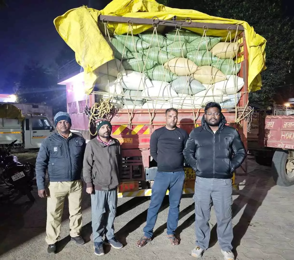 बलरामपुर जिला प्रशासन की सतर्कता से 400 बोरी अवैध धान से भरा ट्रक जब्त बलरामपुर जिला प्रशासन की सतर्कता से 400 बोरी अवैध धान से भरा ट्रक जब्त