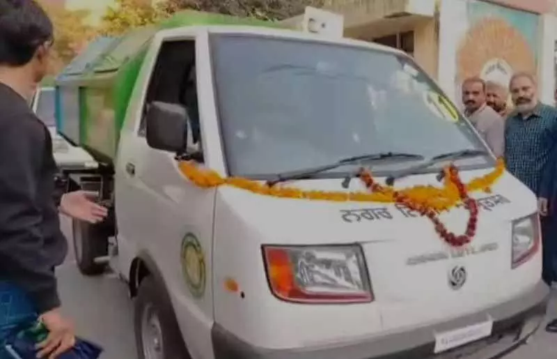 Amritsar: एमसी ने कचरा इकट्ठा करने के लिए 30 नए मिनी टिपर तैनात किए हैं Amritsar: एमसी ने कचरा इकट्ठा करने के लिए 30 नए मिनी टिपर तैनात किए हैं
