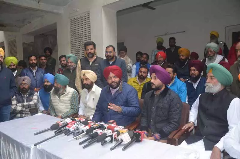 Amritsar: सरपंच पर हमले के बाद, कांग्रेस ने ग्रामीण चुनावों का बहिष्कार करने की घोषणा की Amritsar: सरपंच पर हमले के बाद, कांग्रेस ने ग्रामीण चुनावों का बहिष्कार करने की घोषणा की