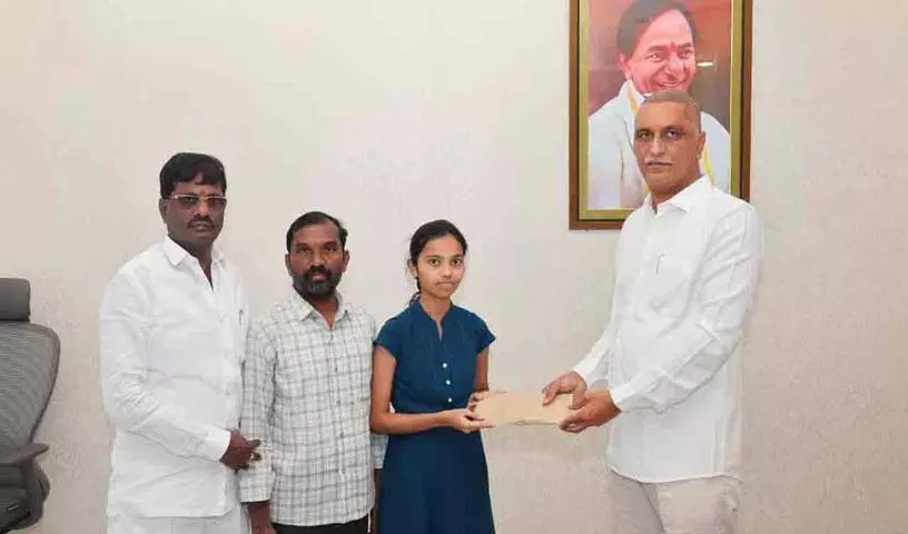 हरीश राव ने गरीब दलित लड़की की MBBS की पढ़ाई में मदद की। हरीश राव ने गरीब दलित लड़की की MBBS की पढ़ाई में मदद की।