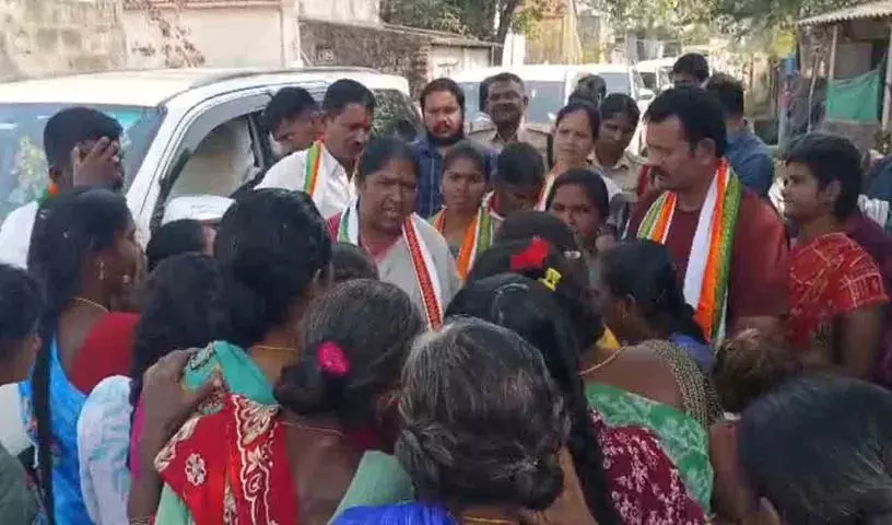 Eturunagaram के लोगों ने मंत्री सीतक्का के खिलाफ विरोध प्रदर्शन किया Eturunagaram के लोगों ने मंत्री सीतक्का के खिलाफ विरोध प्रदर्शन किया