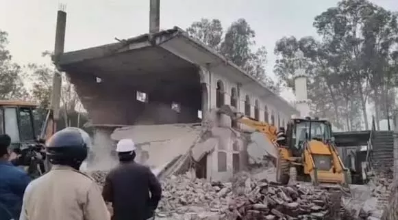ऊर्जा विभाग की जमीन पर बुलडोजर अभियान, 60 इमारतें और मदरसा ध्वस्त ऊर्जा विभाग की जमीन पर बुलडोजर अभियान, 60 इमारतें और मदरसा ध्वस्त