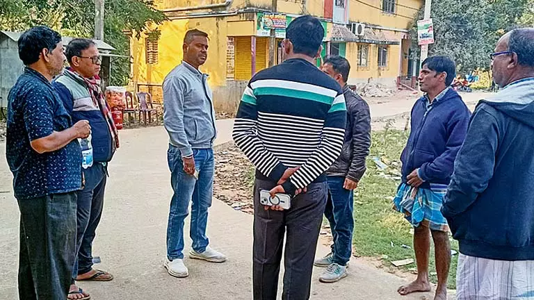 Purba Medinipur में मध्यस्थता बैठक के कारण विकास कार्यों में देरी हुई। Purba Medinipur में मध्यस्थता बैठक के कारण विकास कार्यों में देरी हुई।