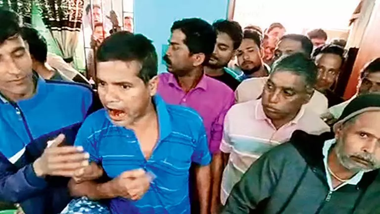 Egra में हाउसिंग स्कीम सर्वे के दौरान BDO ऑफिस के स्टाफ को विरोध का सामना करना पड़ा Egra में हाउसिंग स्कीम सर्वे के दौरान BDO ऑफिस के स्टाफ को विरोध का सामना करना पड़ा