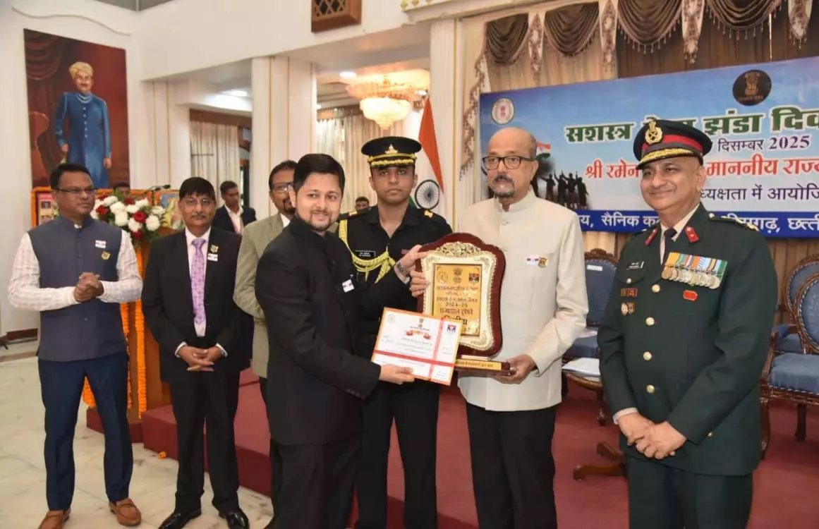 दुर्ग कलेक्टर का राज्यपाल रमेन डेका ने किया सम्मान दुर्ग कलेक्टर का राज्यपाल रमेन डेका ने किया सम्मान