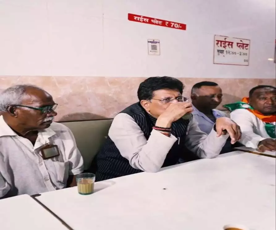केंद्रीय मंत्री पीयूष गोयल ने ऑटो चालकों के साथ ली चाय की चुस्की केंद्रीय मंत्री पीयूष गोयल ने ऑटो चालकों के साथ ली चाय की चुस्की