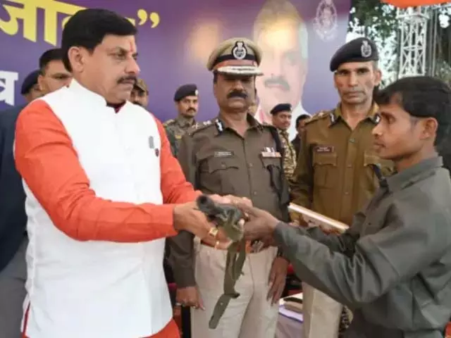 बालाघाट में नक्सलियों का बड़ा सरेंडर, 10 नक्सली CM के सामने हथियार छोड़कर मुख्यधारा में लौटे बालाघाट में नक्सलियों का बड़ा सरेंडर, 10 नक्सली CM के सामने हथियार छोड़कर मुख्यधारा में लौटे