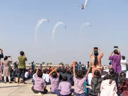 गुजरात: वायुसेना की सारंग टीम ने हवाई प्रदर्शन से अंकलेश्वर को किया मंत्रमुग्ध गुजरात: वायुसेना की सारंग टीम ने हवाई प्रदर्शन से अंकलेश्वर को किया मंत्रमुग्ध