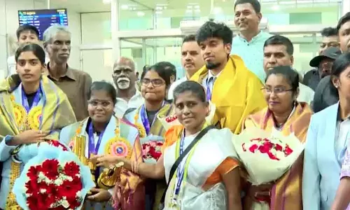 खिलाड़ियों ने कैरम प्रतियोगिताओं में गोल्ड जीता : Chennai एयरपोर्ट पर शानदार स्वागत खिलाड़ियों ने कैरम प्रतियोगिताओं में गोल्ड जीता : Chennai एयरपोर्ट पर शानदार स्वागत