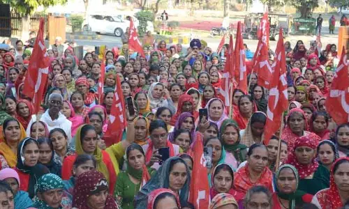 Karnal में मिड-डे मील कर्मचारियों का विरोध, वेतन और रेगुलराइजेशन की मांग