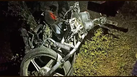 3 Barnala में बाइक के ट्रैक्टर-ट्रेलर से टकराने से 3 युवकों की मौत 3 Barnala में बाइक के ट्रैक्टर-ट्रेलर से टकराने से 3 युवकों की मौत