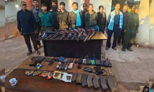 नक्सलवाद को बड़ा झटका, 1 करोड़ के इनामी रामधेर समेत 11 नक्सलियों ने किया सरेंडर नक्सलवाद को बड़ा झटका, 1 करोड़ के इनामी रामधेर समेत 11 नक्सलियों ने किया सरेंडर