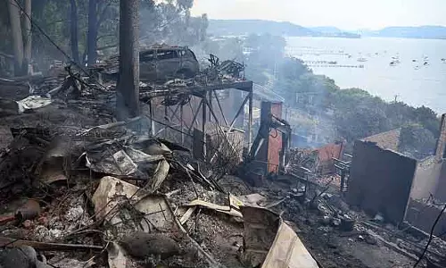 Australian झाड़ियों में लगी आग में 40 घर तबाह, एक फायर फाइटर की मौत Australian झाड़ियों में लगी आग में 40 घर तबाह, एक फायर फाइटर की मौत