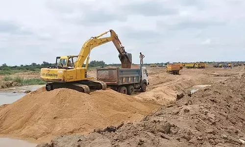 Assam : गोलाघाट में दोइग्रुंग, नुमालीगढ़ और कलियानी नदी में अवैध रेत खनन जारी