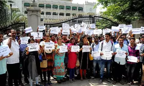 कर्नाटक में 2.5 लाख पद खाली: वित्तीय दबाव, कानूनी अड़चनें युवाओं में बढ़ता गुस्सा कर्नाटक में 2.5 लाख पद खाली: वित्तीय दबाव, कानूनी अड़चनें युवाओं में बढ़ता गुस्सा