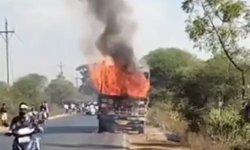 अचानक सड़क पर जब धू-धूकर जलने लगा ट्रक... अचानक सड़क पर जब धू-धूकर जलने लगा ट्रक...