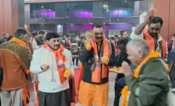 Varanasi: बनारस रेलवे स्टेशन पर किसानों के प्रतिनिधियों का शानदार स्वागत Varanasi: बनारस रेलवे स्टेशन पर किसानों के प्रतिनिधियों का शानदार स्वागत