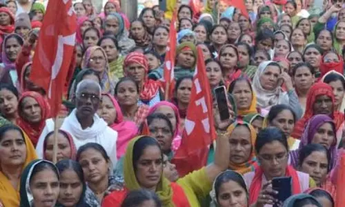Haryana : करनाल में मिड-डे मील कर्मचारियों ने विरोध प्रदर्शन किया