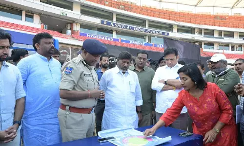 Telangana के डिप्टी सीएम ने मेस्सी के एग्जीबिशन मैच के लिए इंतज़ामों का जायज़ा लिया Telangana के डिप्टी सीएम ने मेस्सी के एग्जीबिशन मैच के लिए इंतज़ामों का जायज़ा लिया
