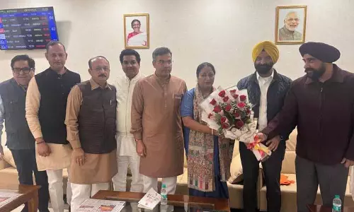 Delhi CM और कैबिनेट गोल्डन टेम्पल जाने के लिए अमृतसर रवाना हुए Delhi CM और कैबिनेट गोल्डन टेम्पल जाने के लिए अमृतसर रवाना हुए