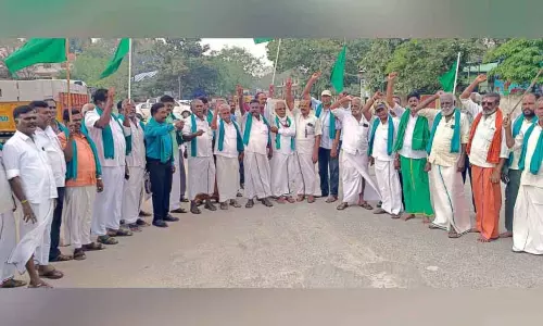किसानों ने ONGC को नुकसान पहुंचाने के आरोप में पांडियन को 13 साल की जेल की सज़ा का विरोध किया किसानों ने ONGC को नुकसान पहुंचाने के आरोप में पांडियन को 13 साल की जेल की सज़ा का विरोध किया